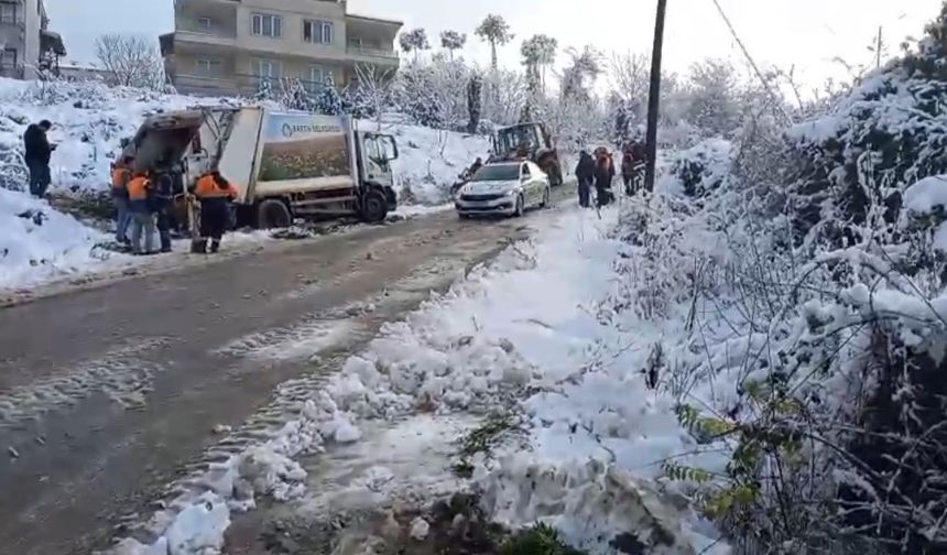 Karlı yolda çöp kamyonu geriye kaydı, işçi yaralandı