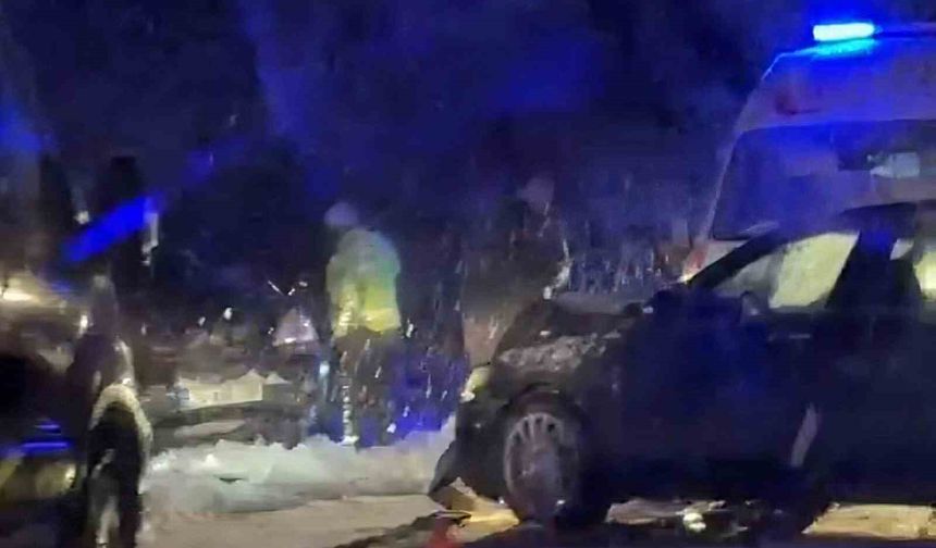 Karlı yolda kayan otomobil karşı şeritten gelen araçla çarpıştı: 6 yaralı