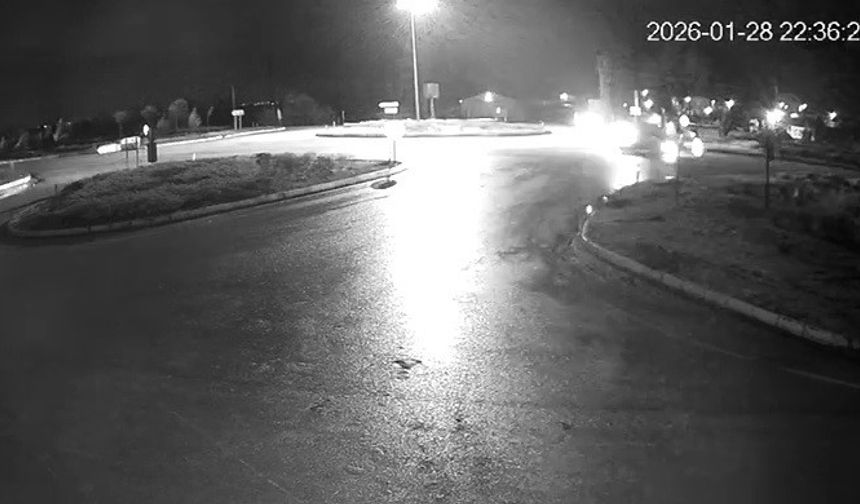 Konya'da 2 aracın çarpışma anı kameraya yansıdı