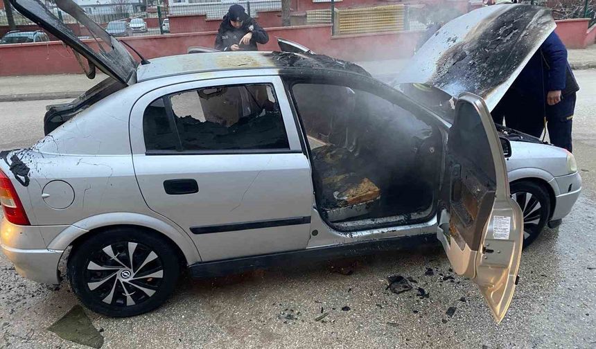 Merzifon'da yanan otomobil kullanılmaz hale geldi