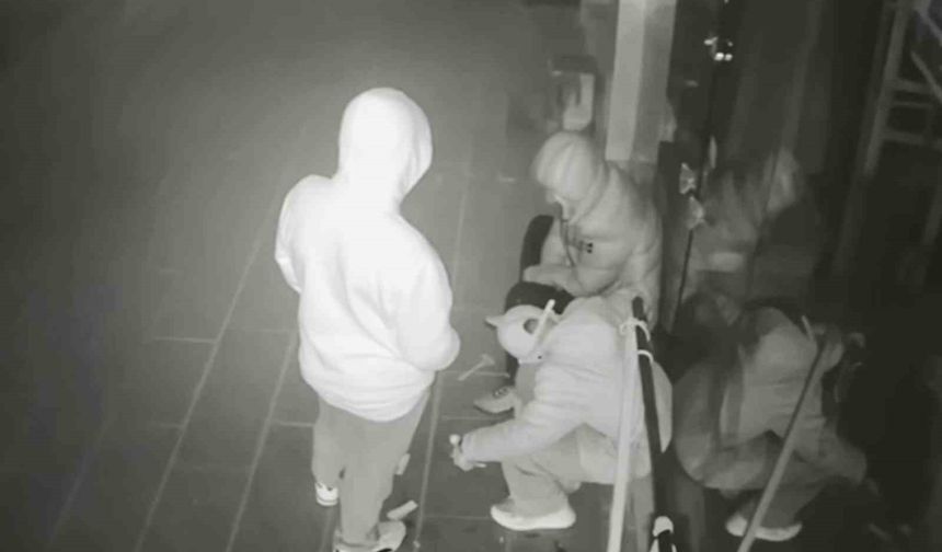 Önce sigara içtiler, sonra sakin sakin dükkanı soydular