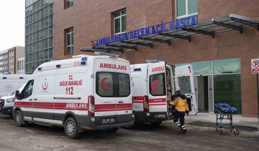 Otomobille çarpışan motosiklet sürücüsü öldü