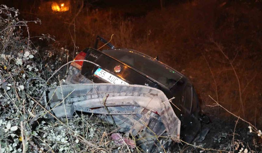 Samsun'da otomobil 3 metre yükseklikten yuvarlandı: Sürücü yara almadan kurtuldu