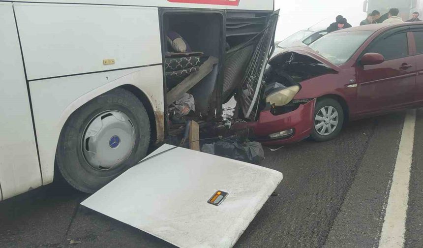 Sivas'ta yolcu otobüsü zincirleme trafik kazasına karıştı