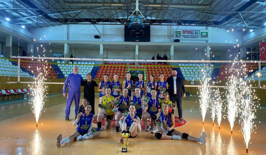 Tokat Voleybol 60 SK İlk Yılında Şampiyonluk Kupasını Kaldırdı