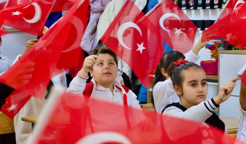 Tokat’ta 99 Bin Öğrenci Bayrak Sevgisiyle Eğitime Başladı