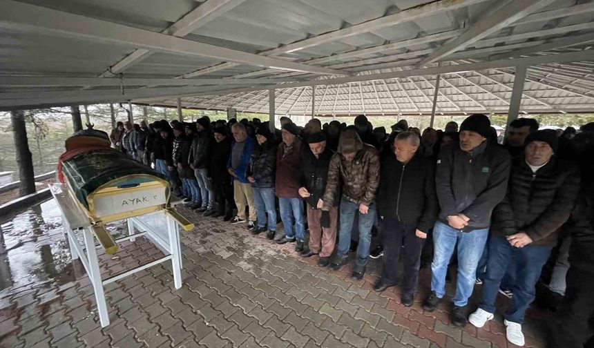 Aile ziyareti dönüşünde kazada ölen anne ve kızı yan yana defnedildi