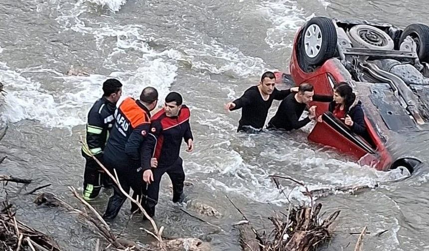 Amasya'da otomobil köprüden Yeşilırmak Nehri'ne uçtu: Anne-kızı ekipler kurtardı