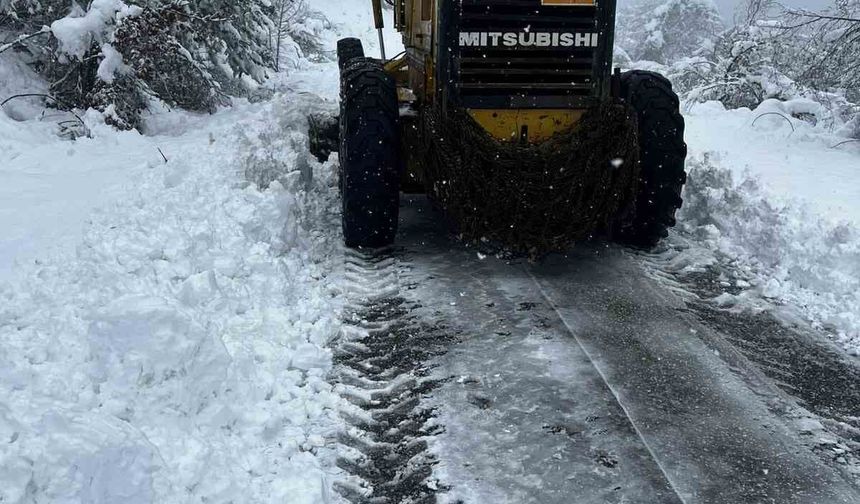 Bartın'da karla mücadele çalışmaları devam ediyor