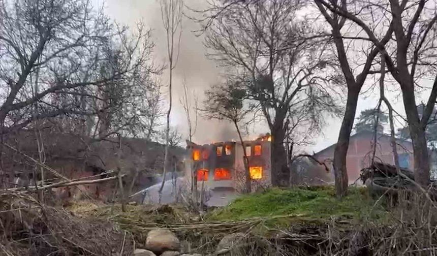 Bolu'da iki katlı ev alevlere teslim oldu