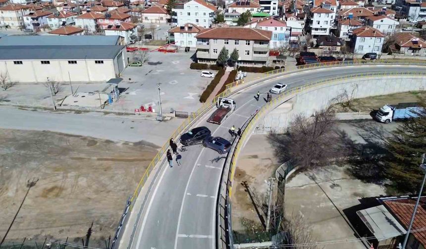 Cip ile otomobil kafa kafaya çarpıştı: 6 yaralı