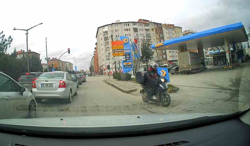 Cumhuriyet Bulvarı'nda motosikletli kuryeden ters yön ihlali