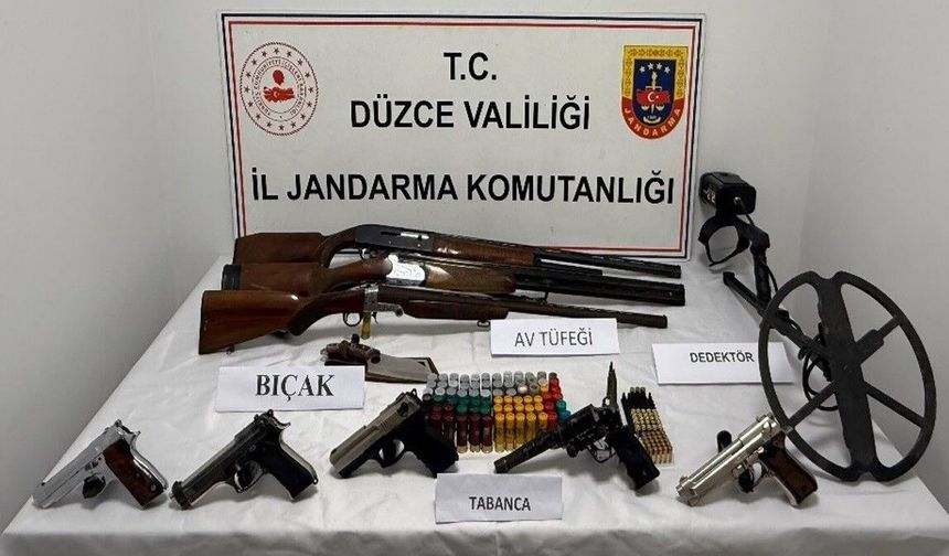 Evde yapılan aramada ruhsatsız silah ve tüfek ele geçirildi