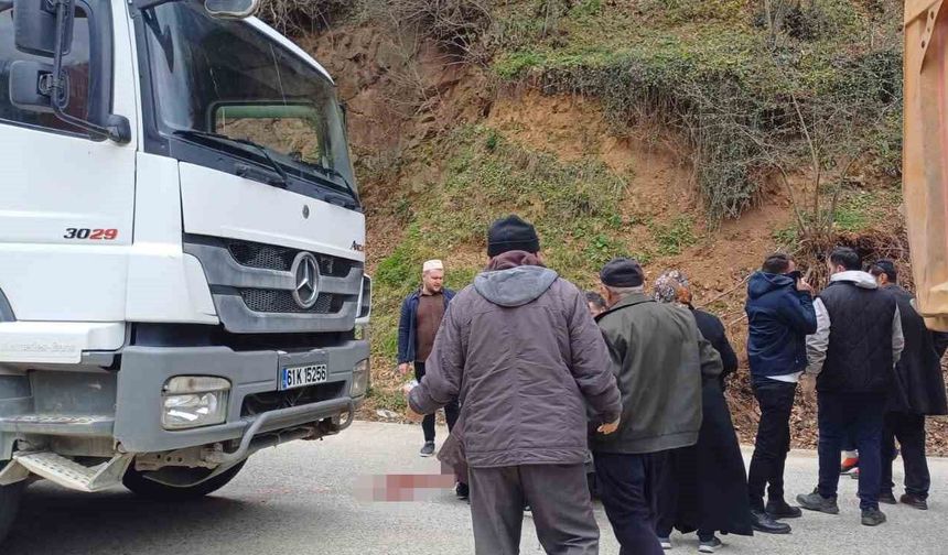 Hafriyat kamyonu cenaze törenine katılan kadına çarptı