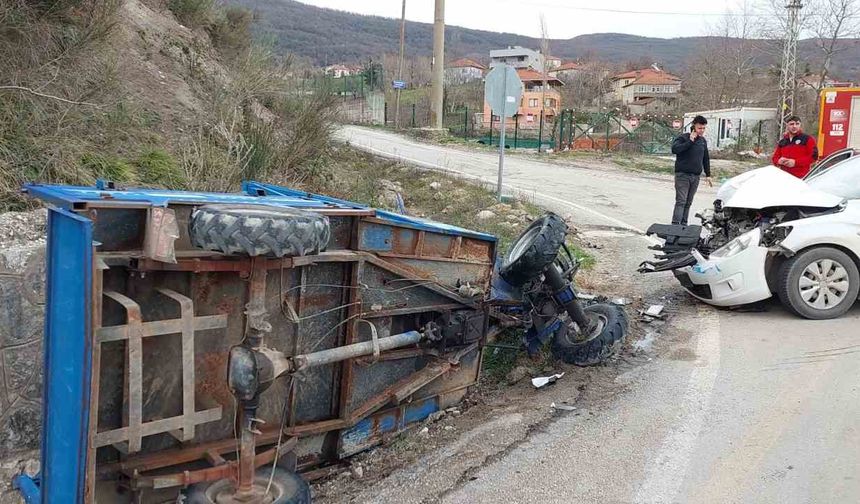 Kastamonu'da otomobil ile 'pat pat' çarpıştı: 3 yaralı