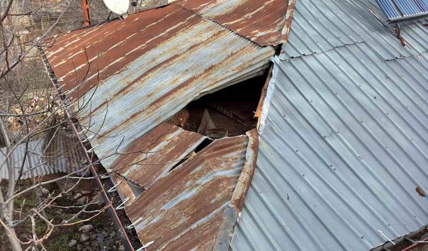 Konya'da dağdan kopan kaya parçası evin damına düştü