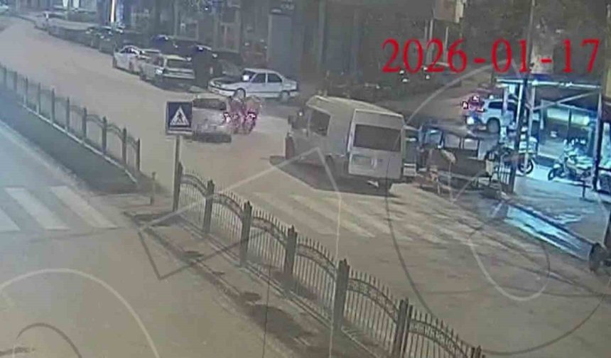 Motokuryenin otomobile çarparak savrulduğu kaza kamerada