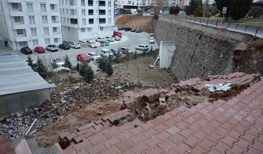 Nevşehir'de 15 metre yüksekliğindeki istinat duvarı çöktü