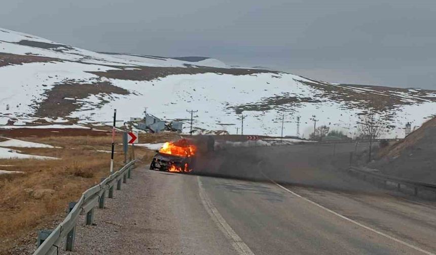 Otomobilin alev aldığı anlar kameraya yansıdı