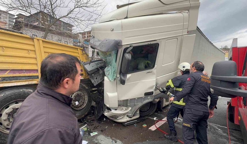 Rize'de arıza yaptığı için park halinde olan tıra başka bir tır çarptı: 1'i ağır 4 yaralı