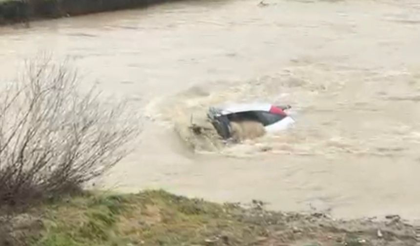 Sürücü kıyıya çıktı, otomobil suda kaldı: Vatandaşlar halatla müdahale etti