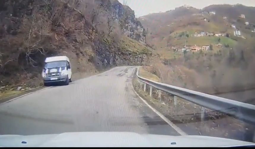 Trabzon'da öğrenci servisi kazası kamerada