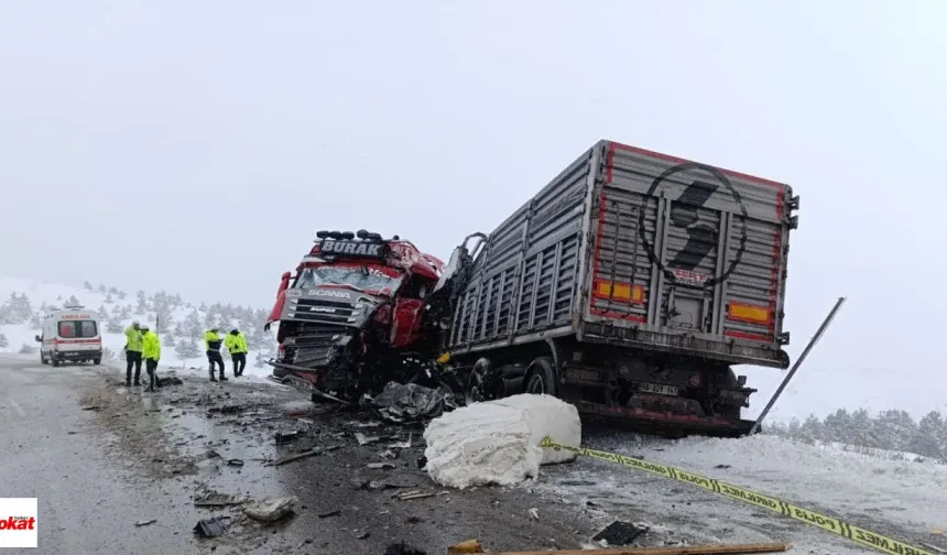 Çamlıbel Geçidi'nde Tırlar Kafa Kafaya Çarpıştı! 1 Ölü, 2 Yaralı