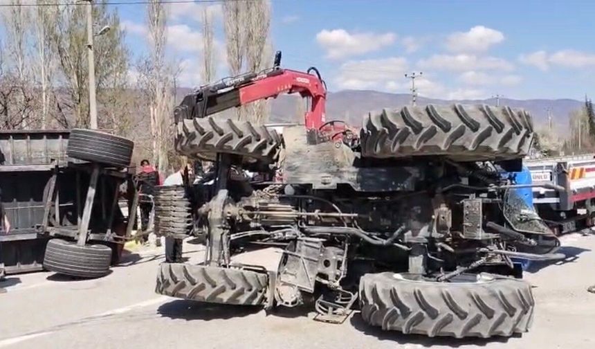 Tokat-Turhal Yolunda Traktör Devrildi! Ulaşım Yarım Saat Durdu