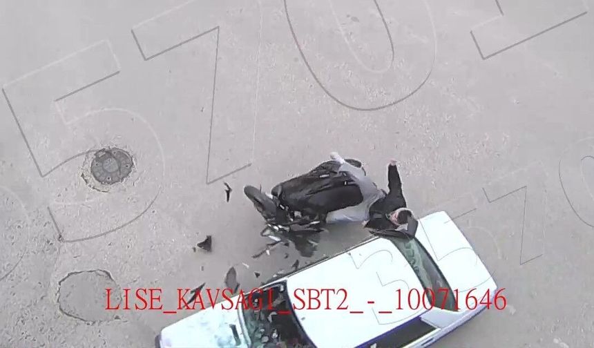 Amasya'da motosiklet ile otomobilin çarpıştığı kaza kamerada