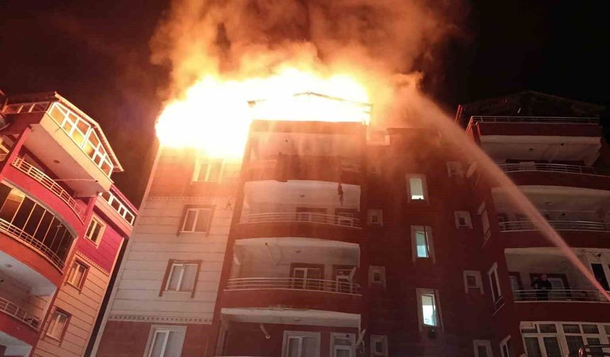Apartmanın teras katı alevlere teslim oldu