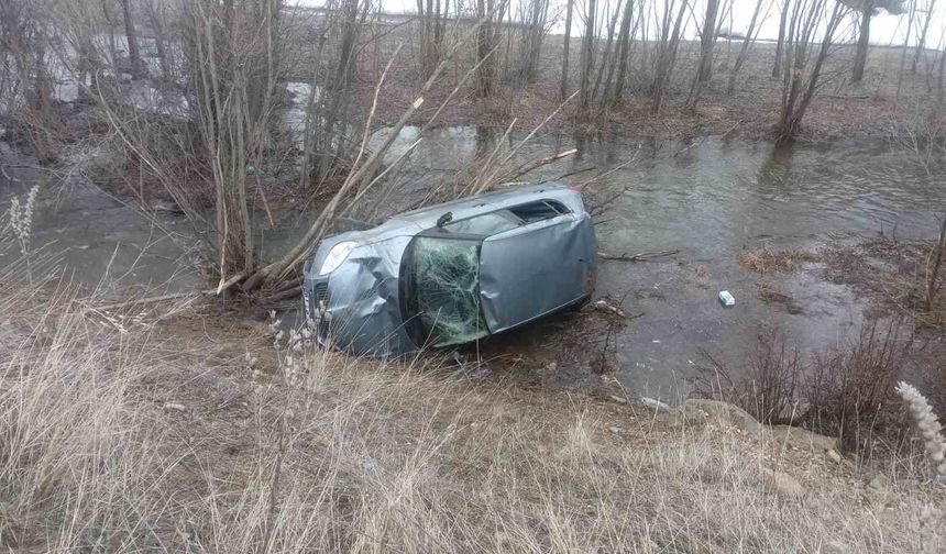 Bayburt'ta otomobil dereye uçtu: Sürücü hafif yaralandı