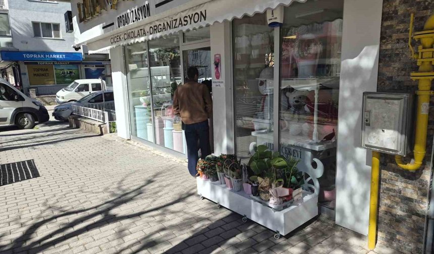 Çiçek hırsızlığına esnaftan 'ince' sitem: 'İsteseydi hediye ederdik'