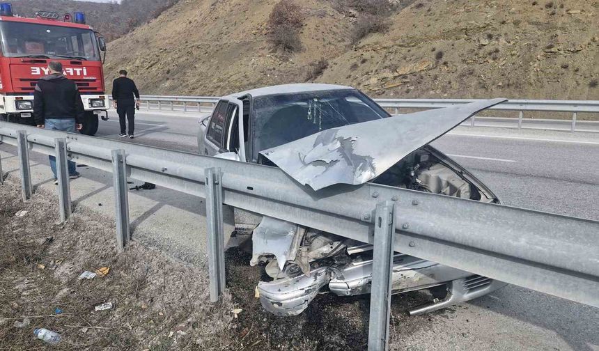 Çorum'da bariyerlere çarpan otomobilin sürücüsü yaralandı