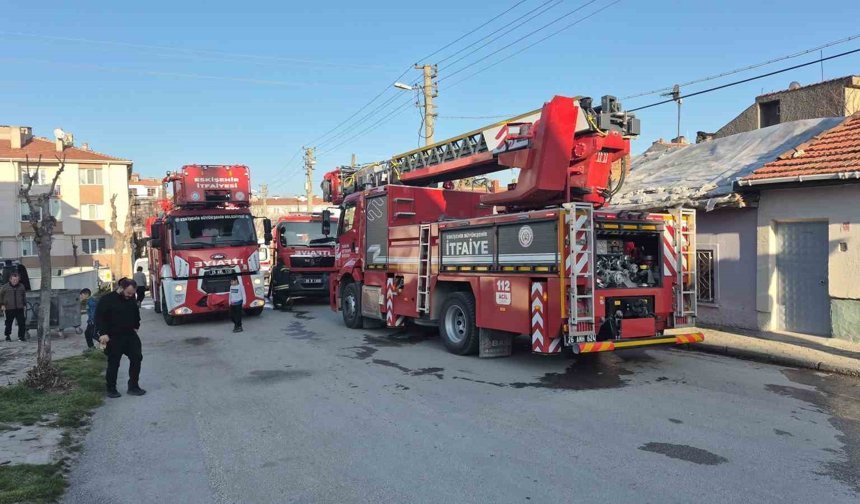 Eskişehir'de yangın paniği: Mahalleli sokağa döküldü
