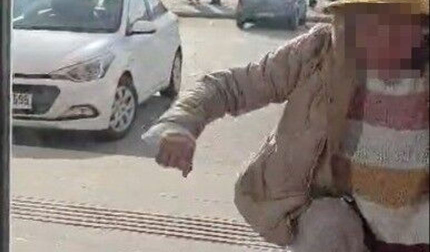 Fark ücreti vermek istemeyen kadın eczaneye taşla saldırdı, kapıları tekmeledi