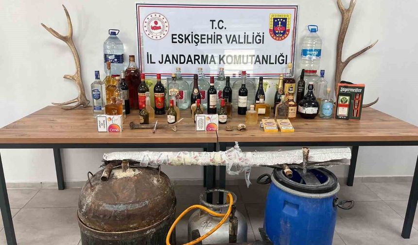 İkametlerinde faturasız kaçak alkol bulunduran 3 şüpheli yakalandı