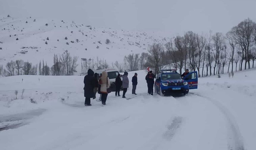 Kar yolları kapattı, öğretmenler yolda kaldı