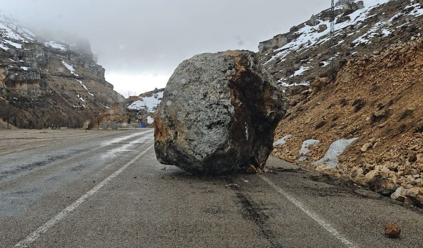 Karaman'da yola dev kaya düştü