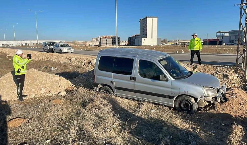 Karaman'da yoldan çıkan hafif ticari aracın sürücüsü yaralandı