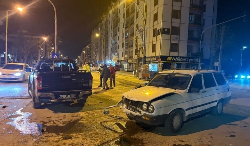 Karapınar'da kamyonet ile otomobil çarpıştı: 1 yaralı