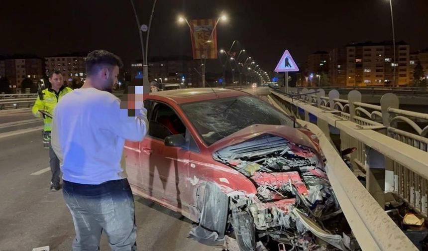 Kayseri'de karşı yola geçen otomobil bariyerlere çarptı