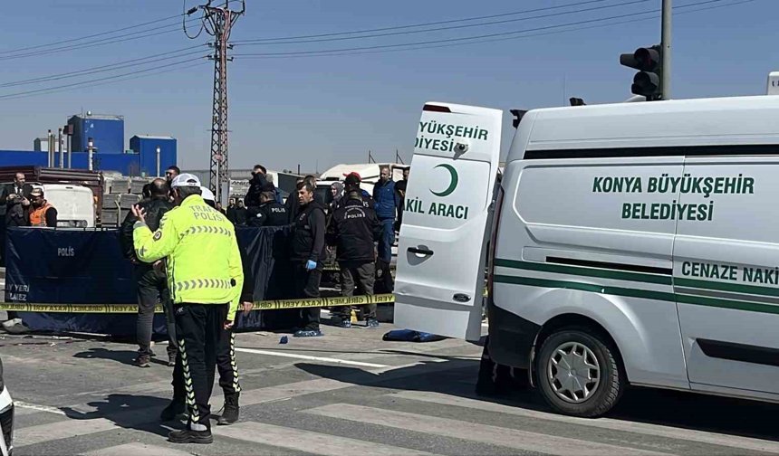 Kırmızı ışıkta bekleyen hafif ticari araca motosiklet çarptı: 1 ölü