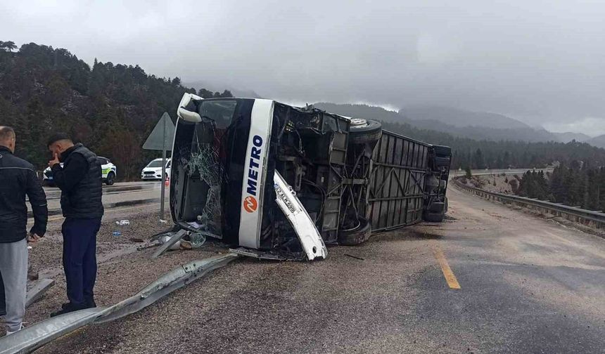 Konya'da yolcu otobüsü devrildi: 15 yaralı