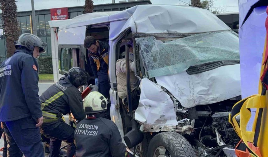 Minibüs, hafif ticari araç ve otobüse çarptı: 7 yaralı