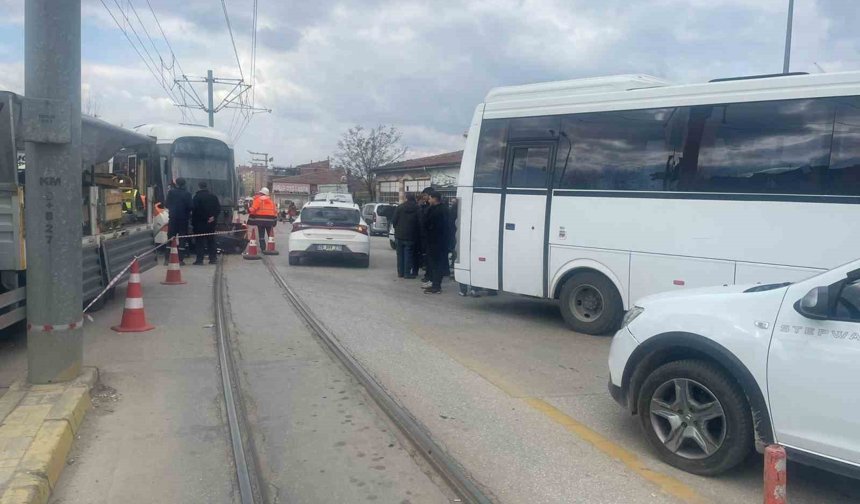 Minibüsle çarpışan tramvay raydan çıktı