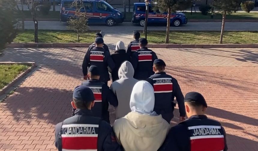 Minibüsün yan kapısının içinden bin 120 adet uyuşturucu hap çıktı