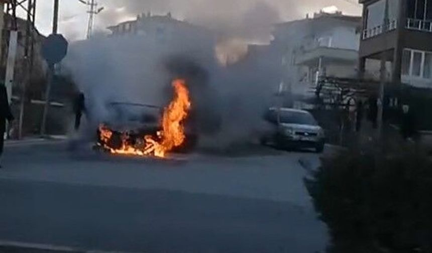 Niğde'de park halindeki otomobil alev alev yandı