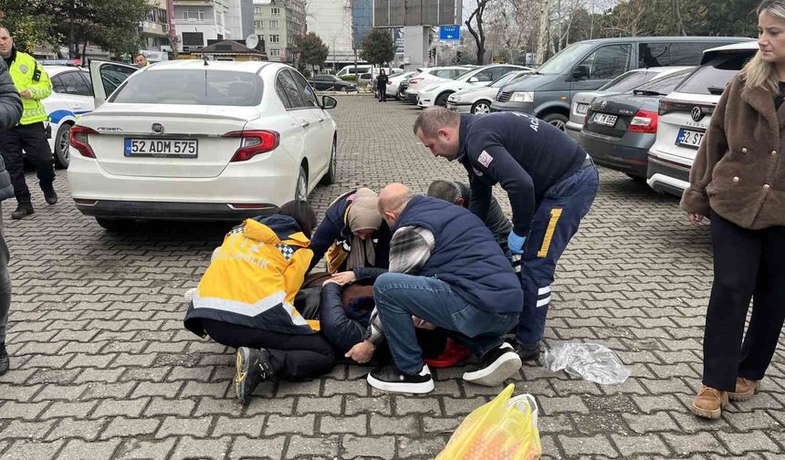 Ordu'da geri manevra yapan otomobilin çarptığı kadın yaralandı