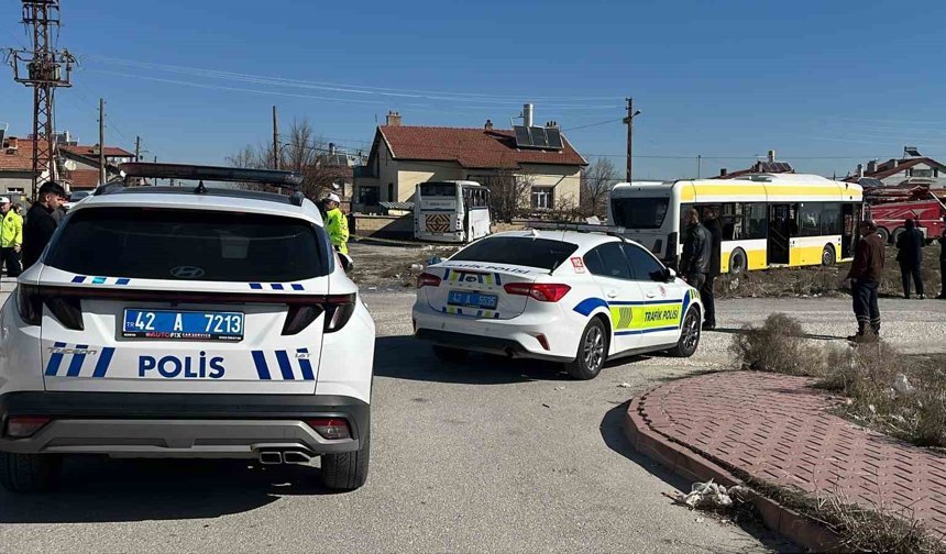 Servis aracı belediye otobüsüyle çarpıştı: 20 yaralı