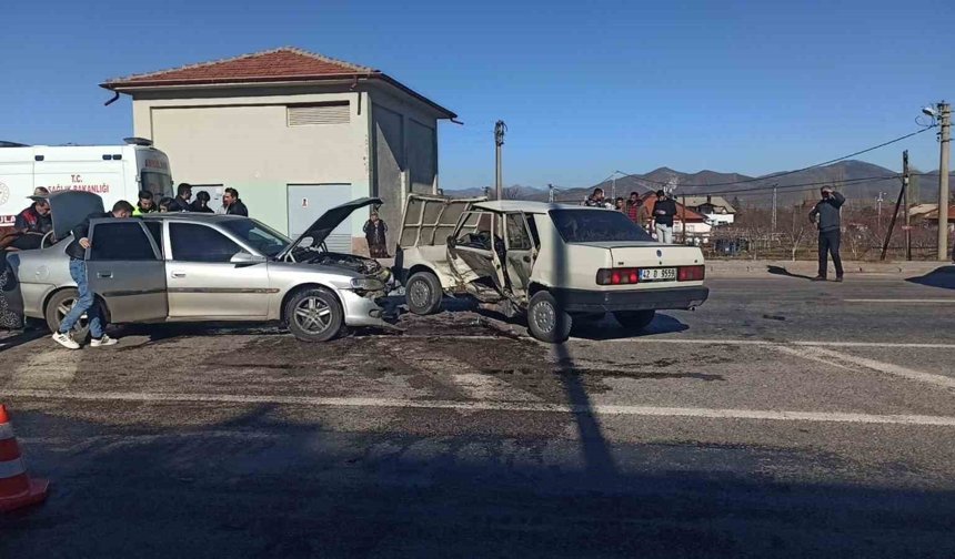 Seydişehir'de otomobiller çarpıştı: 2 yaralı